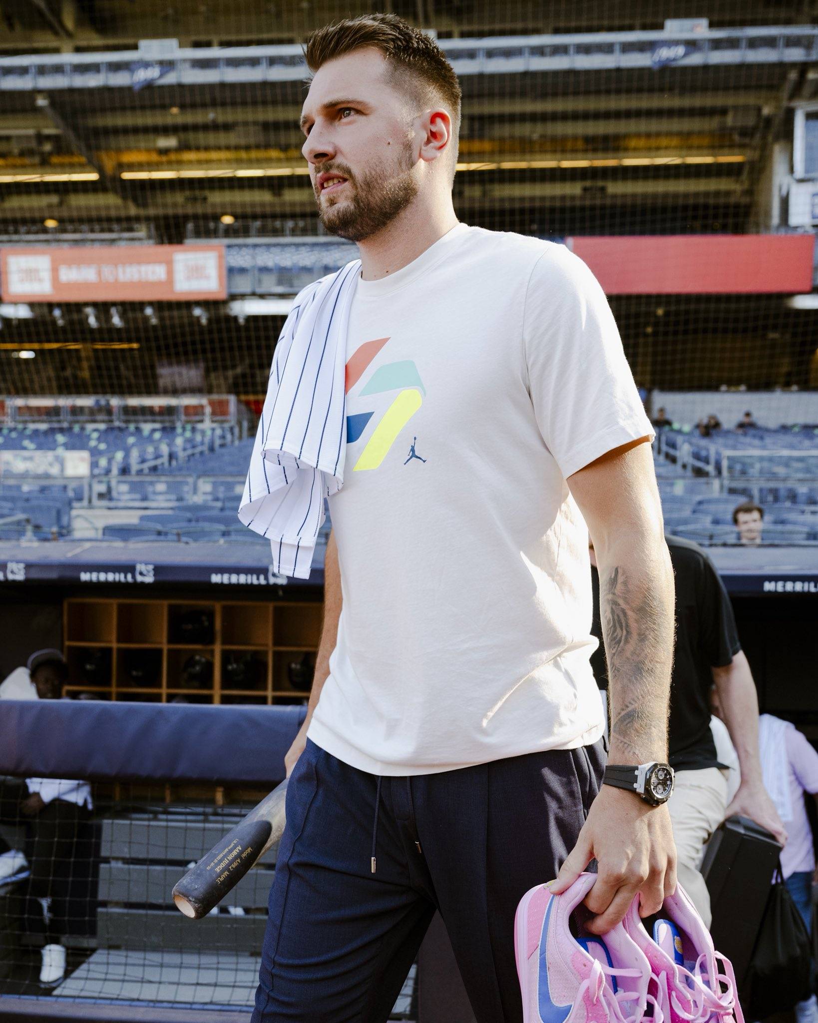 关于反败为胜引发热议!,东契奇在美国队比赛中重要助攻赛场气氛高涨的信息 关于反败为胜引发热议!,东契奇在美国队比赛中重要助攻赛场气氛高涨的信息