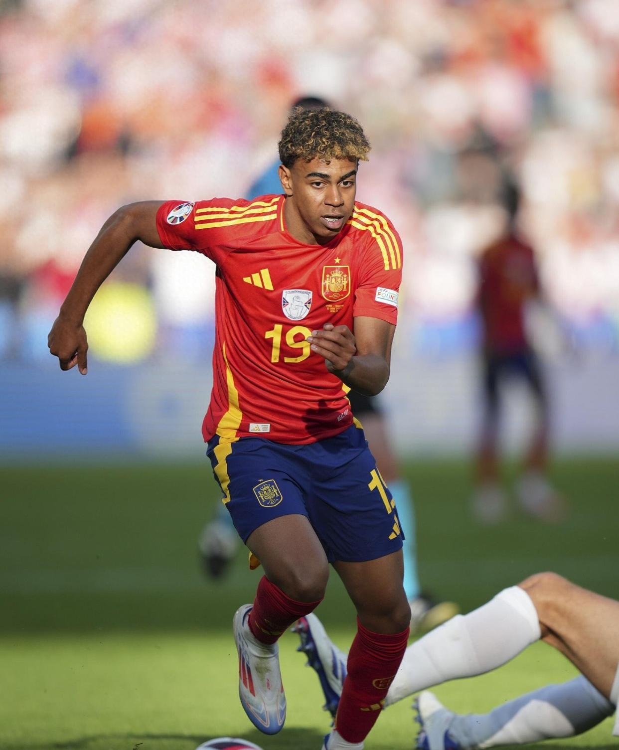 包含赛地聚焦：社区盾今夜热度飙升，国际米兰绝杀压哨，气氛紧张，赛程密集仍需轮换的词条